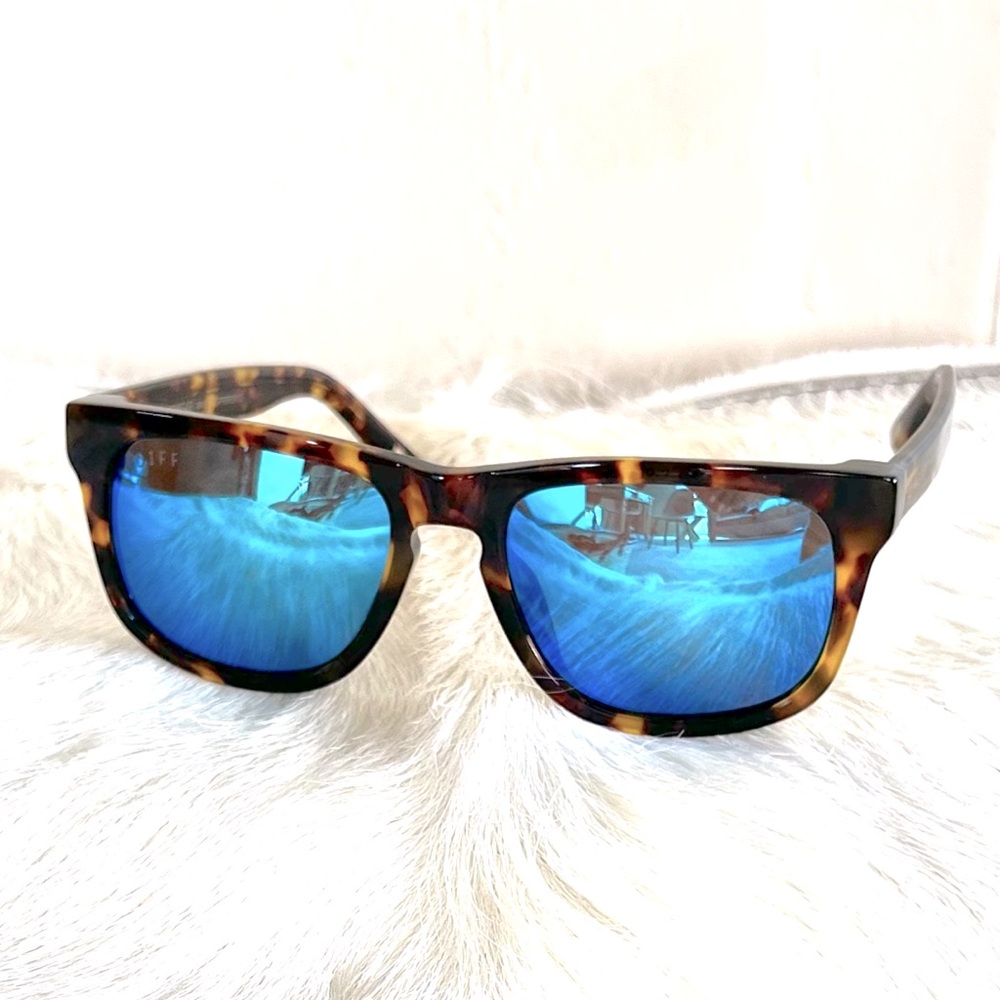 BRAND NEW DIFF EYEWEAR RILEY - AMBER
TORTOISE + BLUE MIRROR SUNGLASSES
